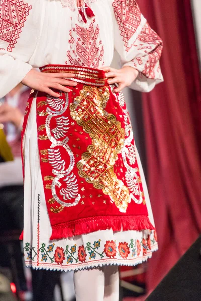 Detail tradičních folklorních kostýmů rumunských tanečníků se provádí lidovým tancem. Folklór Rumunska — Stock fotografie