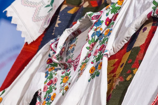 ルーマニアのダンサーの伝統的な民俗衣装の詳細。ルーマニアの民間伝承 — ストック写真