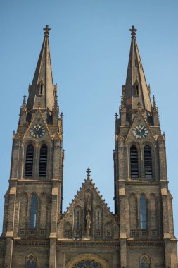 İki kule, Namesti miru veya Barış Meydanı'nda Saint Ludmila Kilisesi