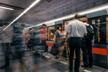 Prag, Çek Cumhuriyeti,23 Temmuz 2019; Metro istasyonunda metro trenine giren insanlar, hareket için uzun pozlama tekniği. Kent sahnesi, şehir hayatı, toplu taşıma ve trafik konsepti.