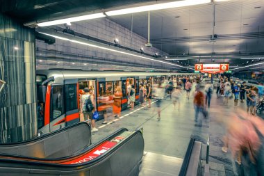 Prag, Çek Cumhuriyeti,23 Temmuz 2019; Metro istasyonundaki insanlar metro trenine biniyor ya da yürüyerek geçiyorlar, hareket için uzun pozlama tekniği. Kent sahnesi, şehir hayatı, toplu taşıma ve trafik konsepti.