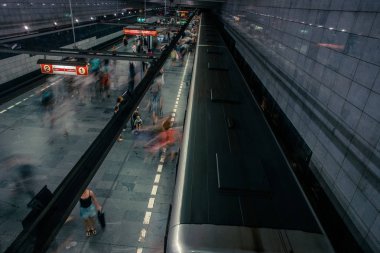 Prag, Çek Cumhuriyeti,23 Temmuz 2019; Metro istasyonundaki insanlar metro trenine biniyor ya da yürüyerek geçiyorlar, hareket için uzun pozlama tekniği. Kent sahnesi, şehir hayatı, toplu taşıma ve trafik konsepti.