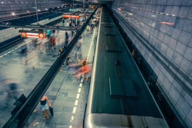 Prag, Çek Cumhuriyeti,23 Temmuz 2019; Metro istasyonundaki insanlar metro trenine biniyor ya da yürüyerek geçiyorlar, hareket için uzun pozlama tekniği. Kent sahnesi, şehir hayatı, toplu taşıma ve trafik konsepti.
