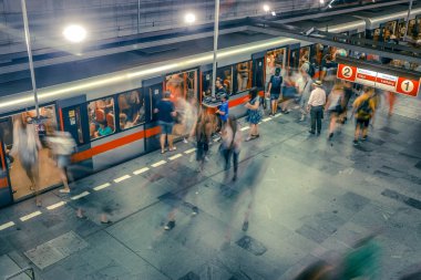 Prag, Çek Cumhuriyeti,23 Temmuz 2019; Metro istasyonundaki insanlar metro trenine biniyor ya da yürüyerek geçiyorlar, hareket için uzun pozlama tekniği. Kent sahnesi, şehir hayatı, toplu taşıma ve trafik konsepti.
