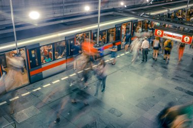 Prag, Çek Cumhuriyeti,23 Temmuz 2019; Metro istasyonundaki insanlar metro trenine biniyor ya da yürüyerek geçiyorlar, hareket için uzun pozlama tekniği. Kent sahnesi, şehir hayatı, toplu taşıma ve trafik konsepti.