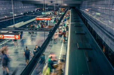 Prag, Çek Cumhuriyeti,23 Temmuz 2019; Metro istasyonundaki insanlar metro trenine biniyor ya da yürüyerek geçiyorlar, hareket için uzun pozlama tekniği. Kent sahnesi, şehir hayatı, toplu taşıma ve trafik konsepti.
