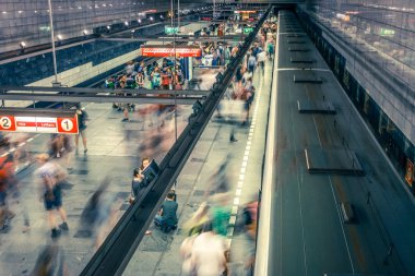 Prag, Çek Cumhuriyeti,23 Temmuz 2019; Metro istasyonundaki insanlar metro trenine biniyor ya da yürüyerek geçiyorlar, hareket için uzun pozlama tekniği. Kent sahnesi, şehir hayatı, toplu taşıma ve trafik konsepti.