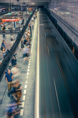 Prag, Çek Cumhuriyeti,23 Temmuz 2019; Metro istasyonundaki insanlar metro trenine biniyor ya da yürüyerek geçiyorlar, hareket için uzun pozlama tekniği. Kent sahnesi, şehir hayatı, toplu taşıma ve trafik konsepti.