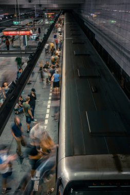 Prag, Çek Cumhuriyeti,23 Temmuz 2019; Metro istasyonundaki insanlar metro trenine biniyor ya da yürüyerek geçiyorlar, hareket için uzun pozlama tekniği. Kent sahnesi, şehir hayatı, toplu taşıma ve trafik konsepti.