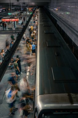 Prag, Çek Cumhuriyeti,23 Temmuz 2019; Metro istasyonundaki insanlar metro trenine biniyor ya da yürüyerek geçiyorlar, hareket için uzun pozlama tekniği. Kent sahnesi, şehir hayatı, toplu taşıma ve trafik konsepti.