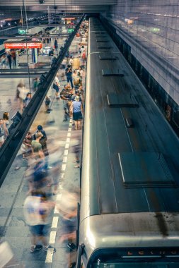 Prag, Çek Cumhuriyeti,23 Temmuz 2019; Metro istasyonundaki insanlar metro trenine biniyor ya da yürüyerek geçiyorlar, hareket için uzun pozlama tekniği. Kent sahnesi, şehir hayatı, toplu taşıma ve trafik konsepti.