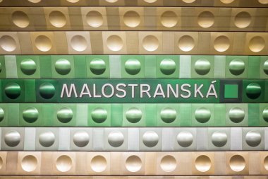 Prag, Çek Cumhuriyeti,23 Temmuz 2019; Metroda Malostranska istasyonu tabelası. Kent sahnesi, şehir hayatı, toplu taşıma ve trafik konsepti.