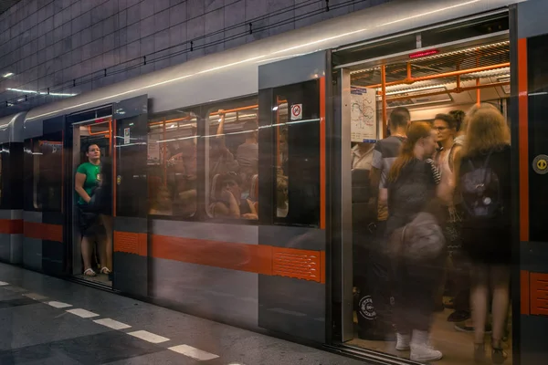Прага, Чехия, 23 июля 2019 года; Люди на станции метро, входящей в поезд метро, техника длительной экспозиции для движения. Городская сцена, городская жизнь, общественный транспорт и концепция дорожного движения . — стоковое фото
