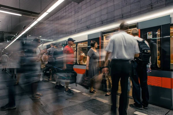 Praha, Česká republika, 23. červenec 2019; Lidé na stanici metra vstupují do vlaku metra, dlouhé expoziční techniky pro pohyb. Městská scéna, městský život, veřejná doprava a dopravní koncepce. — Stock fotografie