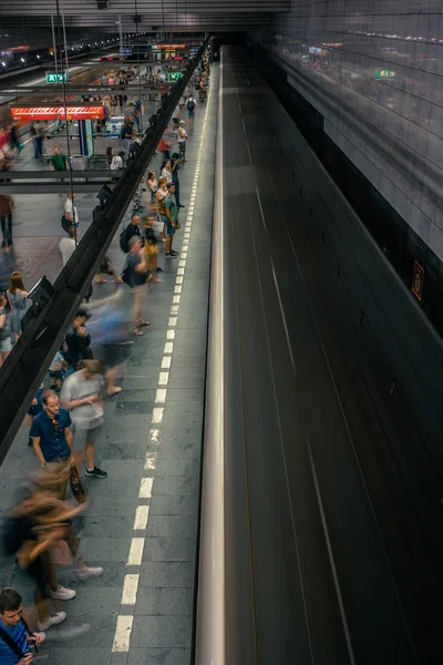 Prag, Çek Cumhuriyeti,23 Temmuz 2019; Metro istasyonundaki insanlar metro trenine biniyor ya da yürüyerek geçiyorlar, hareket için uzun pozlama tekniği. Kent sahnesi, şehir hayatı, toplu taşıma ve trafik konsepti.