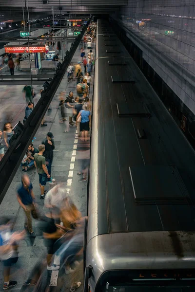 Praga, República Tcheca, 23 de julho de 2019; Pessoas na estação de metrô que entram no trem de metrô ou caminham, técnica de longa exposição para o movimento. Cena urbana, vida urbana, transporte público e conceito de trânsito . — Fotografia de Stock