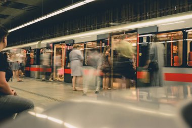 Prag, Çek Cumhuriyeti,23 Temmuz 2019; Metro istasyonunda metro trenine giren insanlar, hareket için uzun pozlama tekniği. Kent sahnesi, şehir hayatı, toplu taşıma ve trafik konsepti.