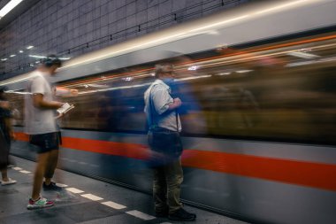 Prag, Çek Cumhuriyeti,23 Temmuz 2019; Metro istasyonunda metro trenine giren insanlar, hareket için uzun pozlama tekniği. Kent sahnesi, şehir hayatı, toplu taşıma ve trafik konsepti.