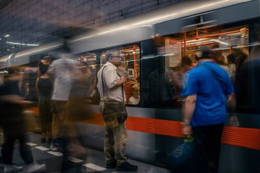 Prag, Çek Cumhuriyeti,23 Temmuz 2019; Metro istasyonunda metro trenine giren insanlar, hareket için uzun pozlama tekniği. Kent sahnesi, şehir hayatı, toplu taşıma ve trafik konsepti.