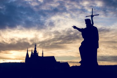 P Charles Köprüsü'nde St John Vaftizci heykeli Siluet
