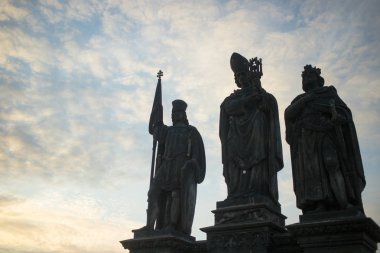 Prag, Çek Cumhuriyeti'ndeki Charles Köprüsü'nde Aziz Norbert, Wenceslaus ve Sigismund heykelleri. 15. yüzyılda tamamlanan Ortaçağ Gotik köprüsü, Vltava Nehri'ni geçerek
