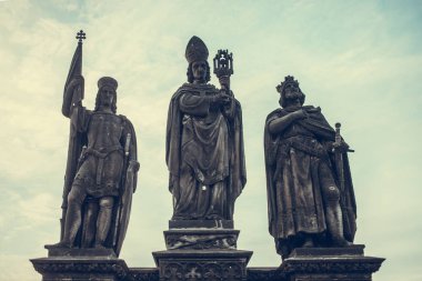 Prag, Çek Cumhuriyeti'ndeki Charles Köprüsü'nde Aziz Norbert, Wenceslaus ve Sigismund heykelleri. 15. yüzyılda tamamlanan Ortaçağ Gotik köprüsü, Vltava Nehri'ni geçerek