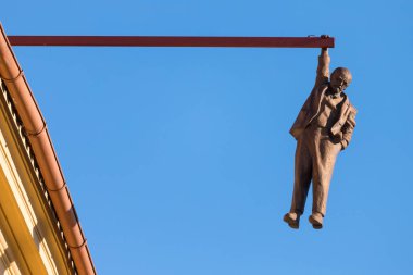 Prag, Çek Cumhuriyeti - 23 Temmuz 2019: Ünlü çek heykeltıraş David Cerny'nin Prag'ın eski kentinde ki heykeli