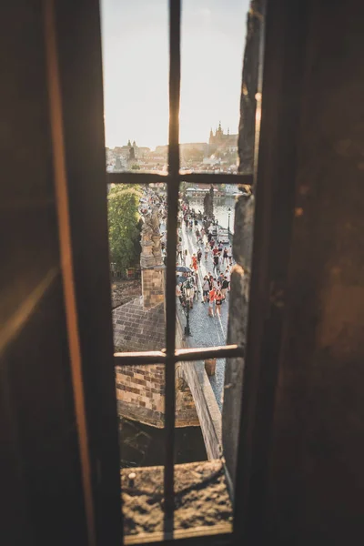 Praga, República Checa - 24 de julio de 2019: Vista del Puente de Carlos desde la ventana de la Torre del Puente de la Ciudad Vieja —  Fotos de Stock