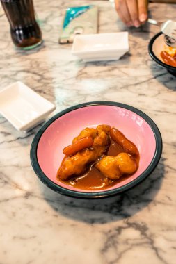 Çin restoranında pembe plaka üzerinde reçel ile kızarmış tavuk
