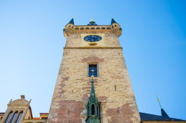 Prag Staromestska meydanında Eski Belediye Binası kulesi