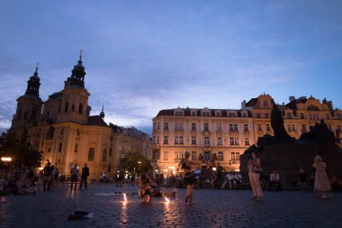 Prag, Çek Cumhuriyeti - 22 Temmuz 2019: Prag'da eski şehir meydanının sokağında iki kadın ateş dansçısı. Ateş gösterisi. Büyüleyici alev hareketi.