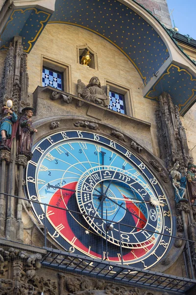 Zegar astronomiczny na wieży starego ratusza przy placu Staromestska w Pradze — Zdjęcie stockowe