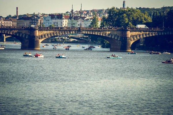 Legion Bridge gránit híd Moldva folyón Prágában. — Stock Fotó