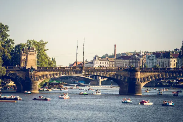 Міст-Легіон-гранітний міст на річці Влтава в Празі. — стокове фото