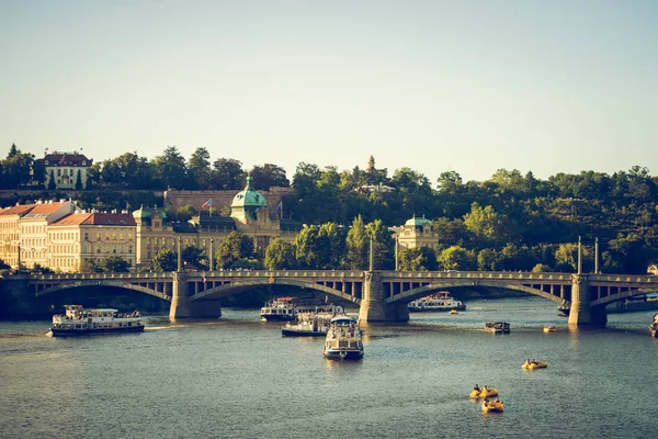 リージョン橋はプラハのヴルタヴァ川に花崗岩の橋です. — ストック写真