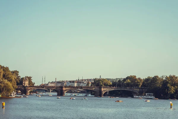 Legion Bridge gránit híd Moldva folyón Prágában. — Stock Fotó