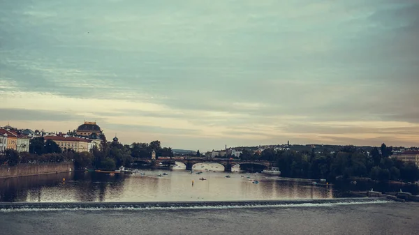 リージョン橋はプラハのヴルタヴァ川に花崗岩の橋です. — ストック写真