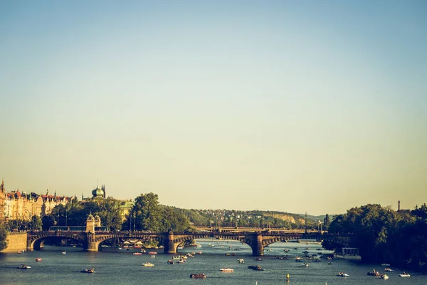 สะพาน Legion เป็นสะพานหินแกรนิตบนแม่น้ํา Vltava ในปราก . — ภาพถ่ายสต็อก