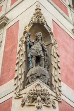 Prag'daki St. Vitus Katedrali yakınlarındaki duvardaki heykel