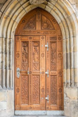 Prag'daki St. Vitus Katedrali'nde eski ahşap kapı