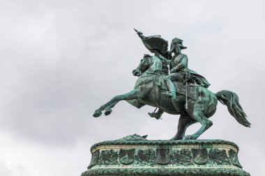 Avusturya 'nın başkenti Viyana' da Heldenplatz 'da Arşidük Charles (Erzherzog Karl) heykeli bulunmaktadır.
