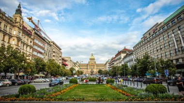 Prag, Çek Cumhuriyeti - 22 Temmuz 2019: Wenceslas Meydanı ve Çek Cumhuriyeti Prag Ulusal Müzesi