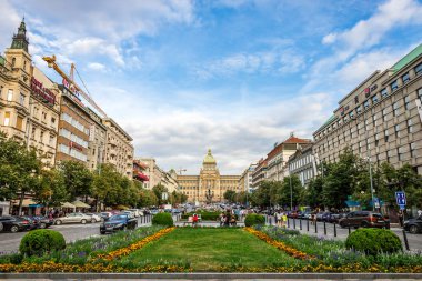 Prag, Çek Cumhuriyeti - 22 Temmuz 2019: Wenceslas Meydanı ve Çek Cumhuriyeti Prag Ulusal Müzesi