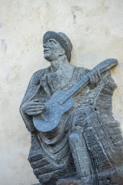 Prag Sarayı 'nda gitar çalan Çek müzisyen Karel Hasler' in heykeli
