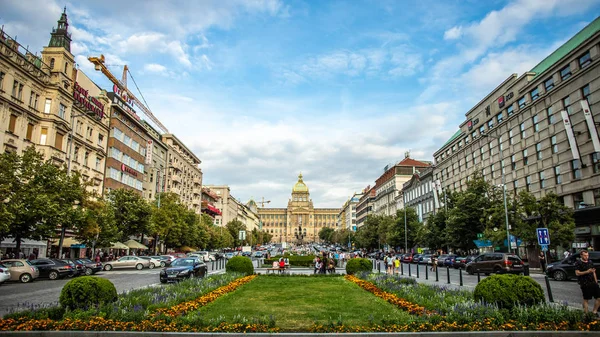 Prag, Çek Cumhuriyeti - 22 Temmuz 2019: Wenceslas Meydanı ve Çek Cumhuriyeti Prag Ulusal Müzesi