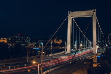 Elisabeth köprüsünde gece trafiği. Tuna Nehri 'ni geçer ve Buda ile Pest' i birbirine bağlar. Budapeşte, Macaristan.