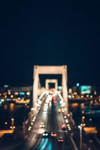 Den suddiga natttrafiken över Elisabeth-bron. Den korsar Donau och förbinder Buda och Pest. Budapest, Ungern. — Stockfoto