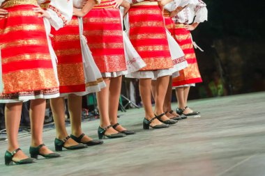 Geleneksel folklorik kostümlü genç Romen bayan dansçıların bacaklarını kapatın. Romanya Folkloru