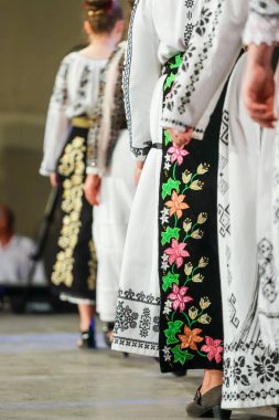 Romanyalı genç bayan dansçı geleneksel folklorik kostümünün detaylarına gir. Romanya Folkloru