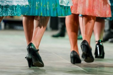 Geleneksel folklorik kostümlü genç Romen bayan dansçıların bacaklarını kapatın. Romanya Folkloru